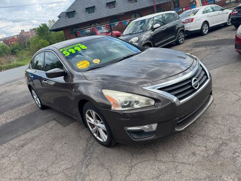 Used 2013 Nissan Altima Sedan FWD image 2