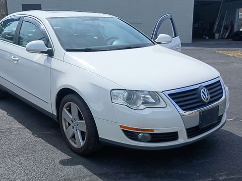 Used 2009 Volkswagen Passat 2.0T image 1