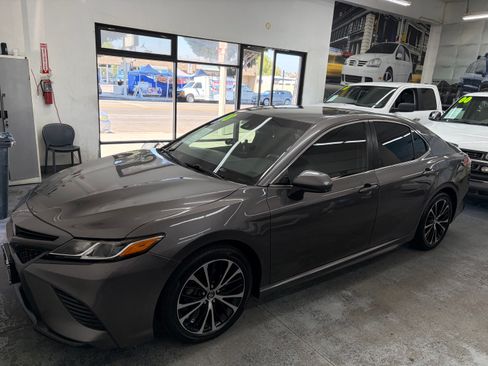 Used 2018 Toyota Camry SE Sedan FWD image 1