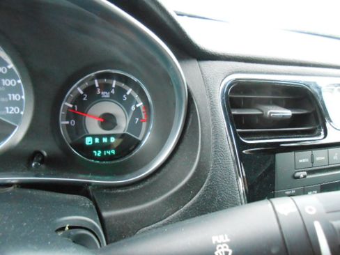 Used 2011 Chrysler 200 Touring Sedan FWD image 12
