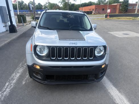 Used 2017 Jeep Renegade 4WD Latitude image 2
