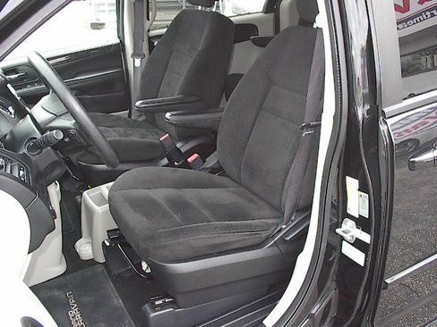 Used 2016 Dodge Grand Caravan SE image 11