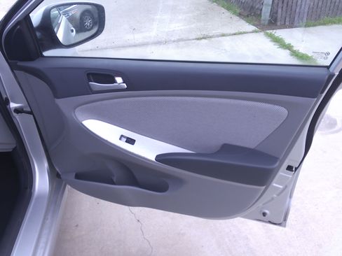 Used 2012 Hyundai Accent GLS image 11