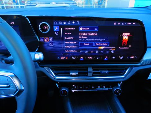 New 2026 Chevrolet Equinox EV LT image 4