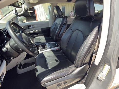 Used 2022 Chrysler Pacifica Touring-L FWD image 16