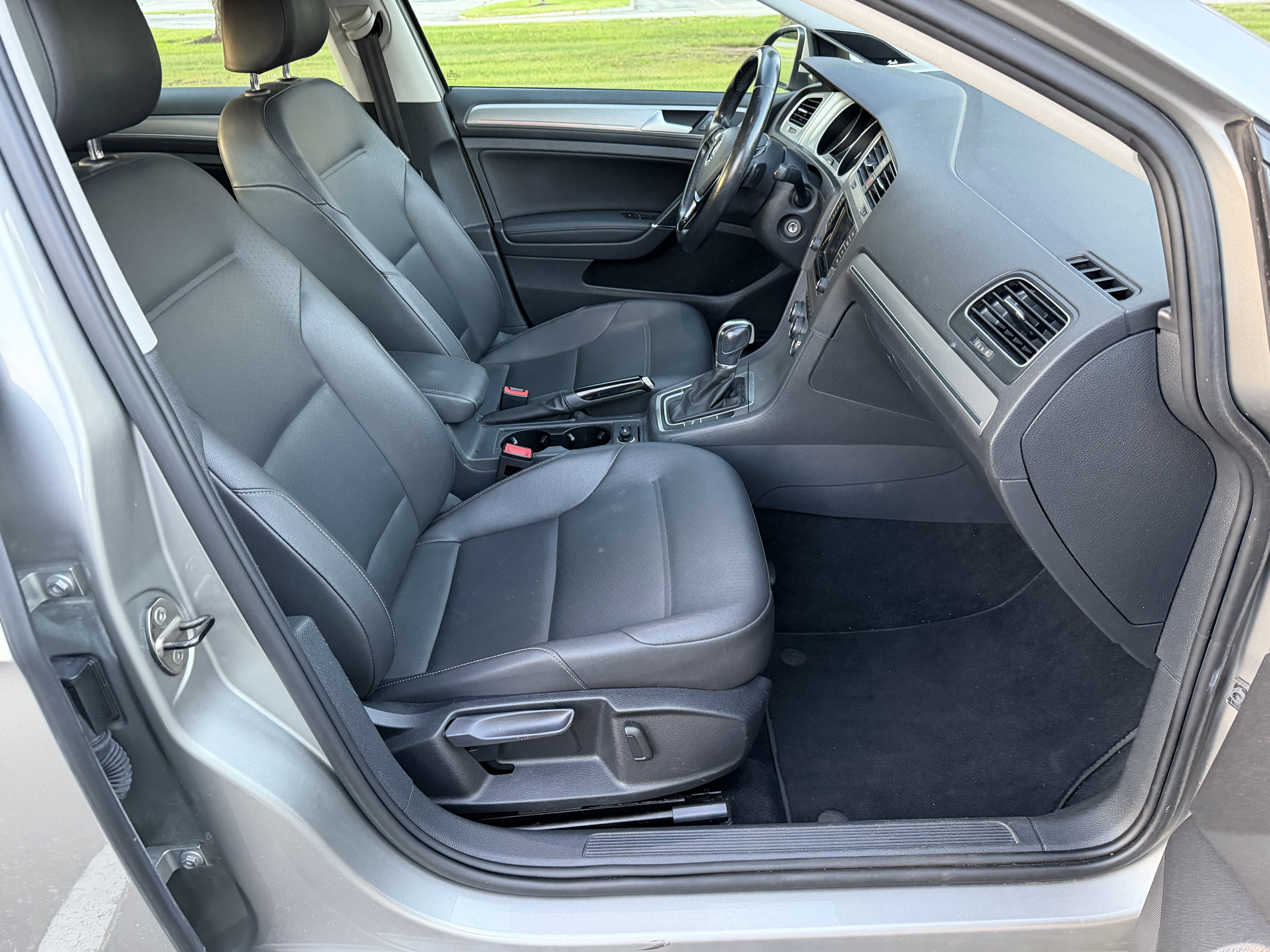 Used 2016 Volkswagen Golf SE FWD image 41