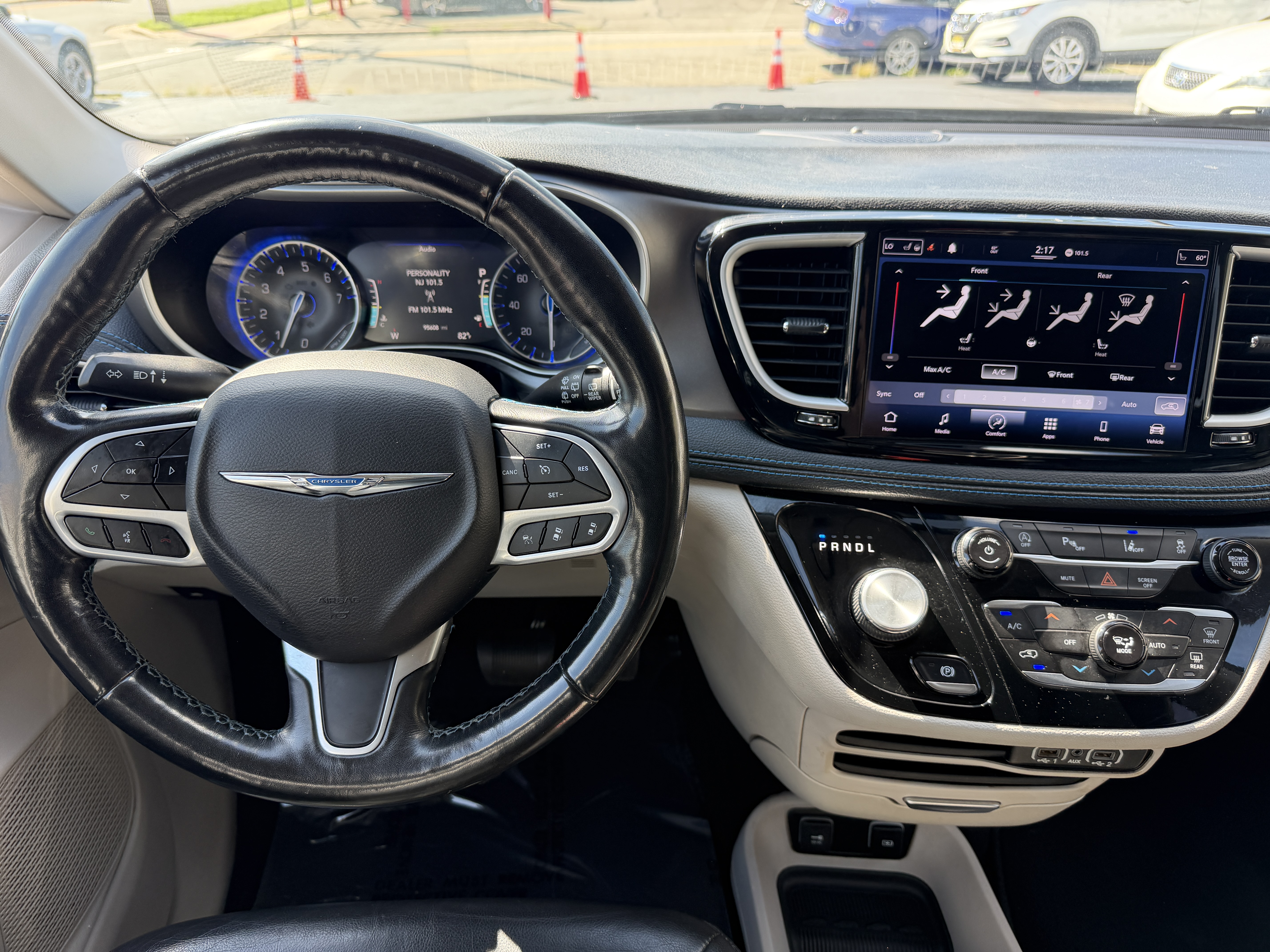 Used 2021 Chrysler Pacifica Touring-L FWD image 19