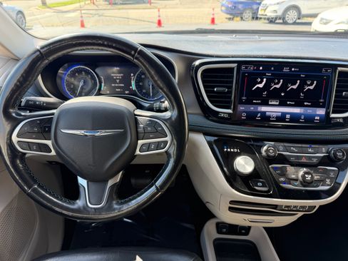 Used 2021 Chrysler Pacifica Touring-L FWD image 19