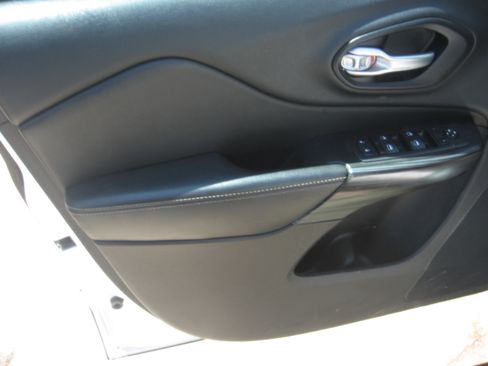 Used 2014 Jeep Cherokee 4WD Limited image 8