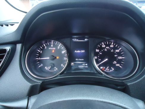 Used 2017 Nissan Rogue SV image 4