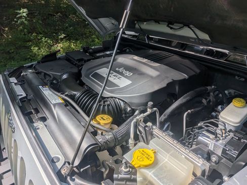 Used 2012 Jeep Wrangler Sahara image 16