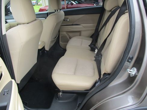 Used 2018 Mitsubishi Outlander 4WD SE image 18