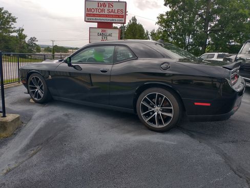Used 2018 Dodge Challenger Scat Pack RWD image 2
