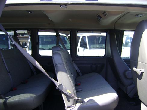 Used 2010 GMC Savana 3500 LT image 8