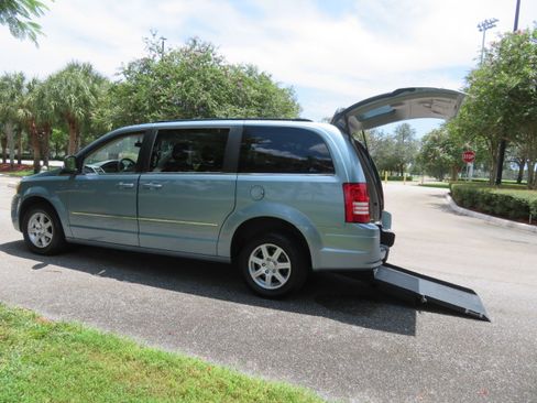 Used 2010 Chrysler Town & Country Touring FWD image 6
