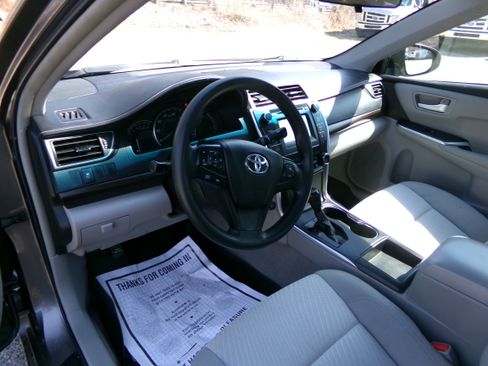 Used 2015 Toyota Camry LE image 10
