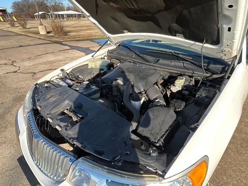 Used 2001 Lincoln Town Car Signature RWD image 20