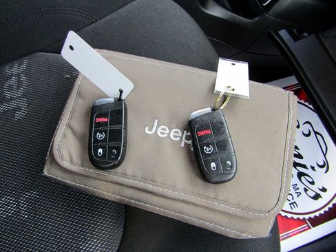 Used 2017 Jeep Renegade 4WD Sport image 24