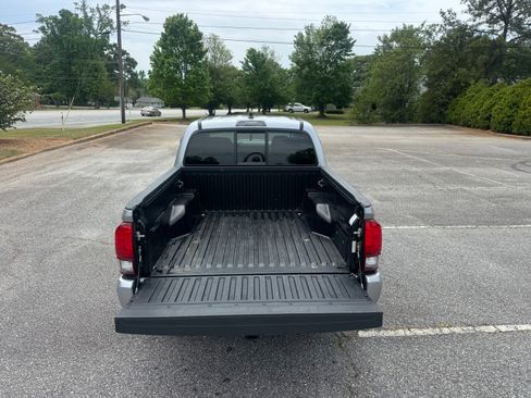 Used 2021 Toyota Tacoma SR5 AWD/4WD image 8