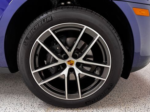 Used 2025 Porsche Macan AWD/4WD image 21