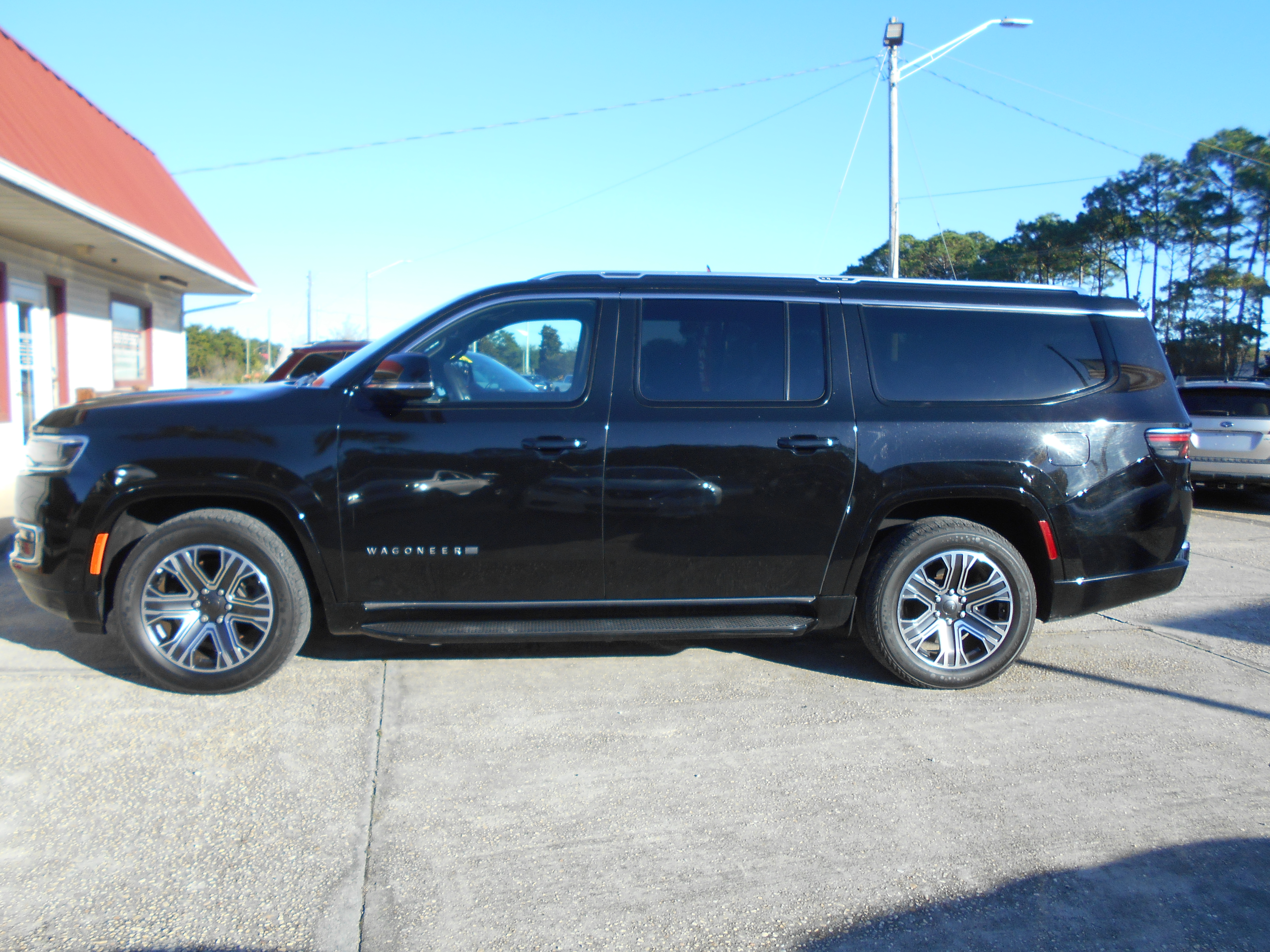 Used 2023 Jeep Wagoneer L Series II AWD/4WD image 4