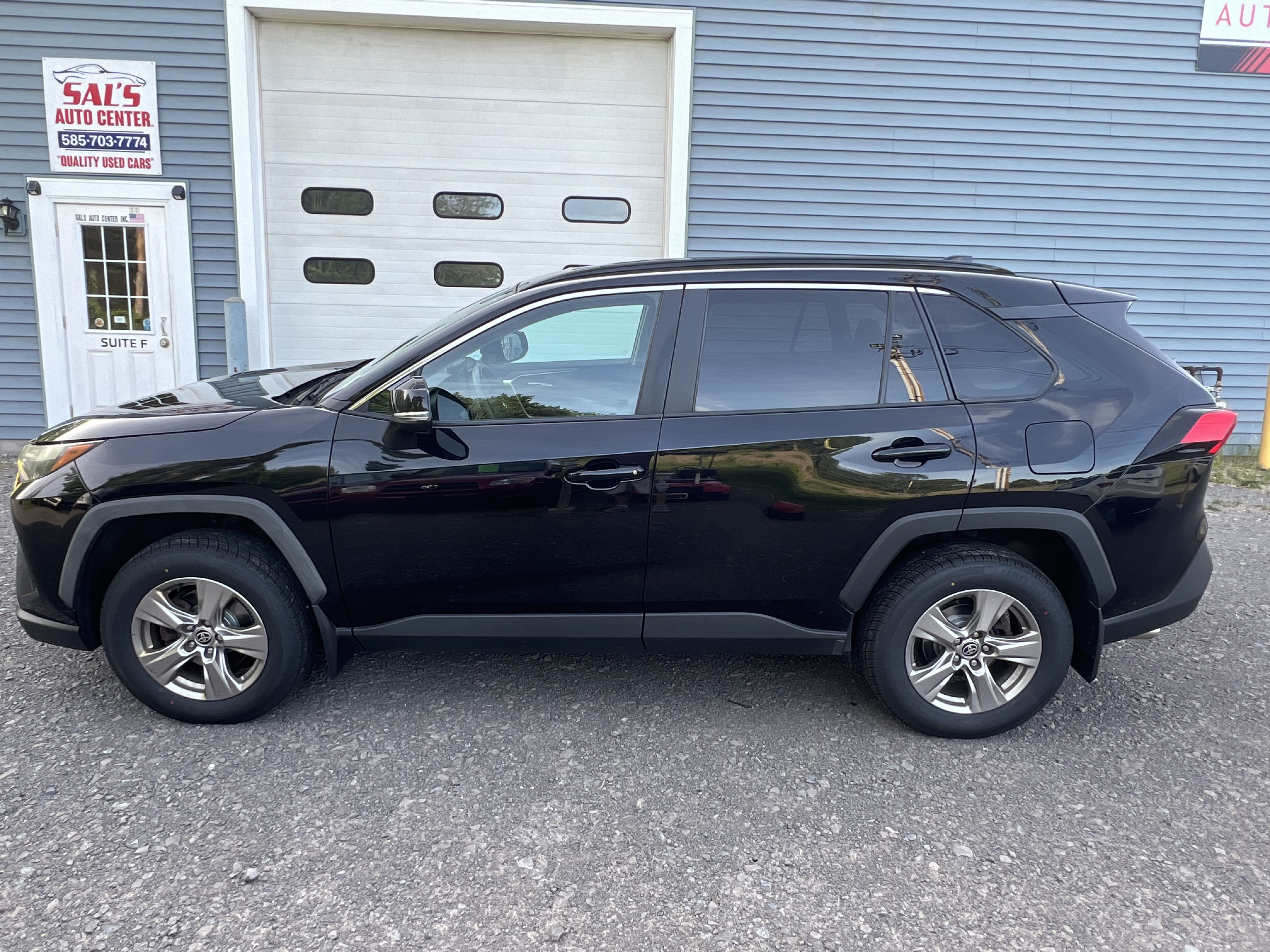 Used 2022 Toyota RAV4 AWD XLE w/ Convenience Package image 2