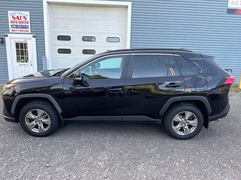 Used 2022 Toyota RAV4 AWD XLE w/ Convenience Package image 2