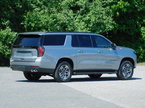 Used 2025 Chevrolet Suburban 4WD Z71 image 8