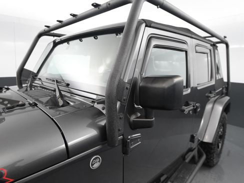 Used 2018 Jeep Wrangler Unlimited Sahara image 19