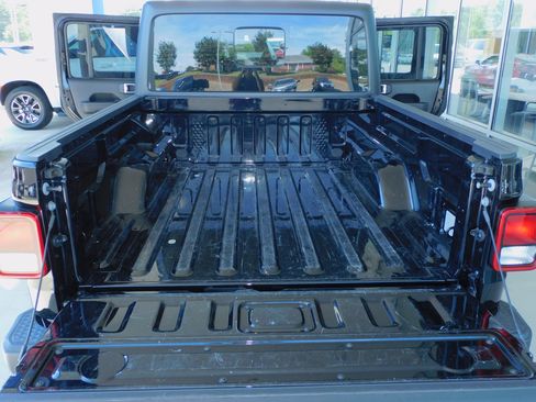Used 2023 Jeep Gladiator Sport AWD/4WD image 14