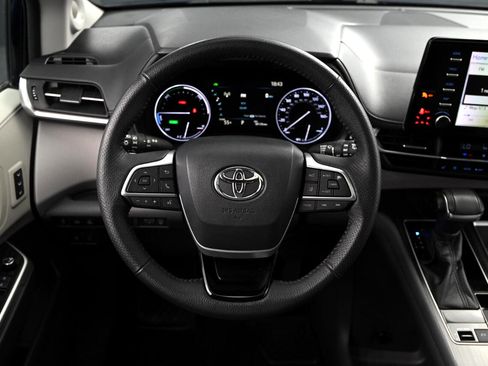 Used 2022 Toyota Sienna Limited image 30