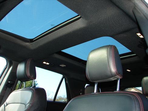 Used 2019 Ford Explorer Sport image 2