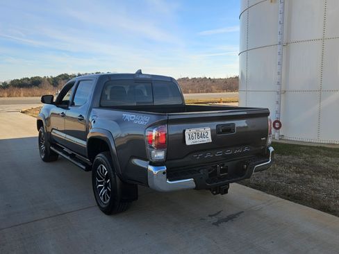 Used 2021 Toyota Tacoma image 3