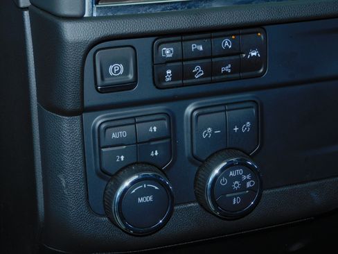 Used 2025 Chevrolet Suburban 4WD Z71 image 29