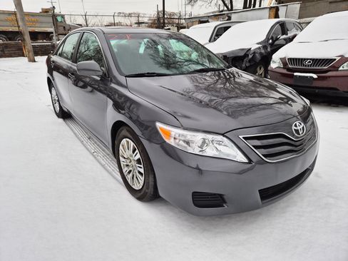 Used 2010 Toyota Camry LE image 2