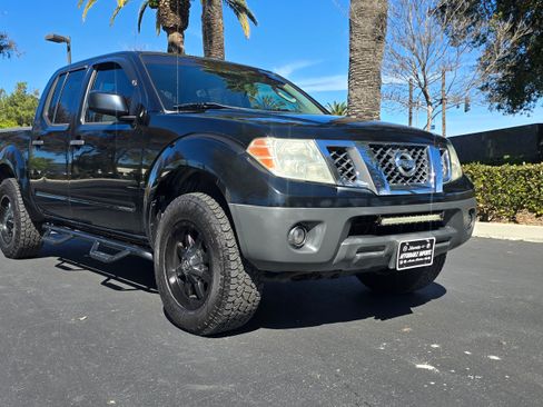 Used 2011 Nissan Frontier SE image 1