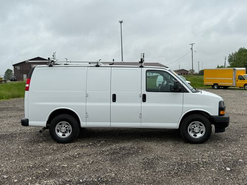 Used 2021 Chevrolet Express 3500 image 2