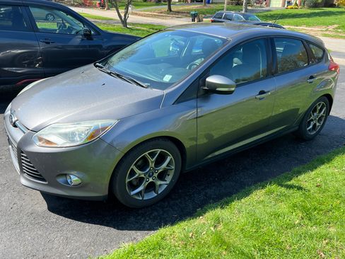 Used 2014 Ford Focus SE Hatchback FWD image 2