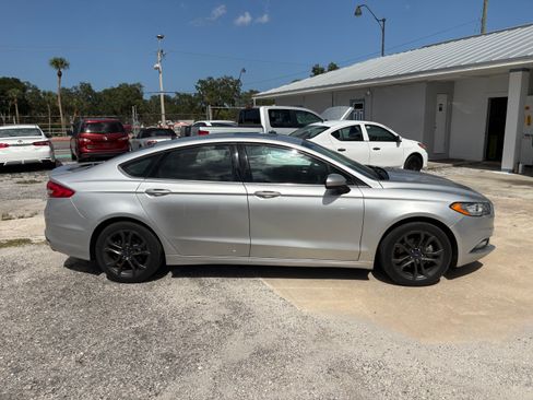 Used 2018 Ford Fusion SE FWD image 3