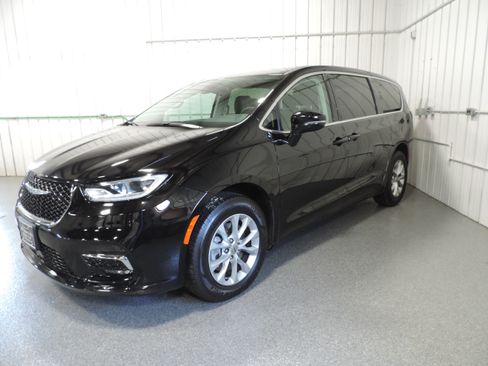 Used 2024 Chrysler Pacifica Touring-L AWD image 3
