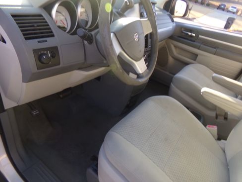 Used 2010 Dodge Grand Caravan SE image 10
