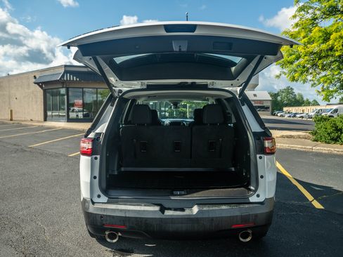 Used 2021 Chevrolet Traverse AWD LT image 14