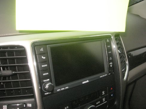 Used 2011 Jeep Grand Cherokee Laredo image 11