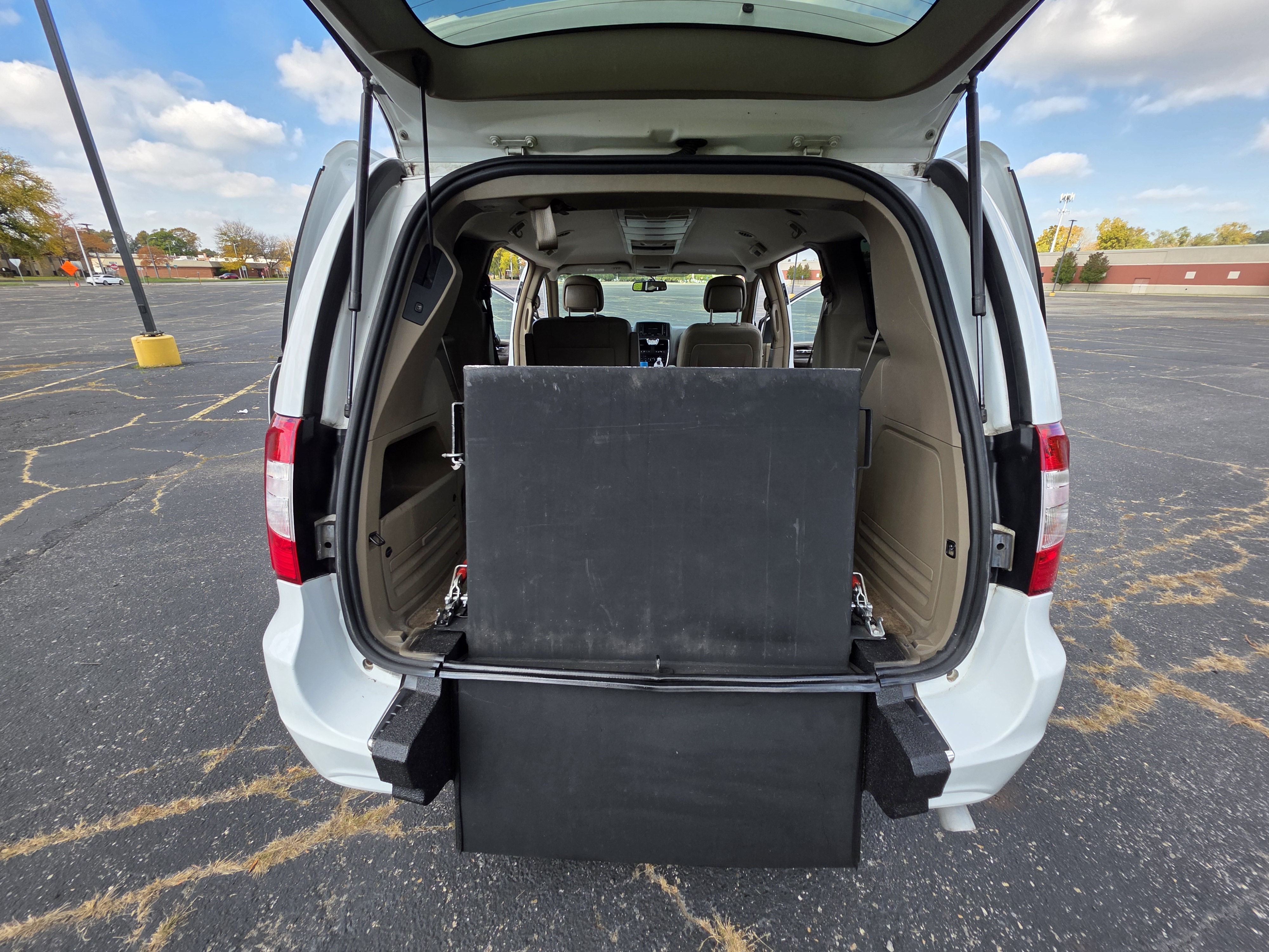 Used 2016 Chrysler Town & Country Touring FWD image 19