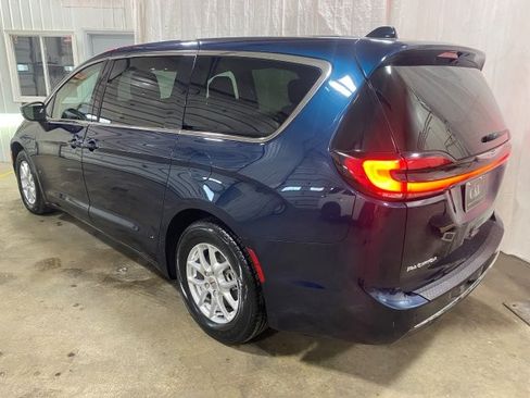 Used 2023 Chrysler Pacifica Touring-L FWD image 3