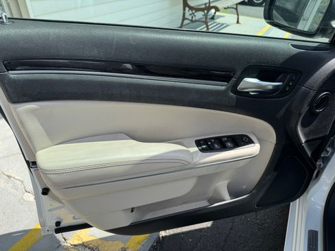 Used 2015 Chrysler 300 C image 9