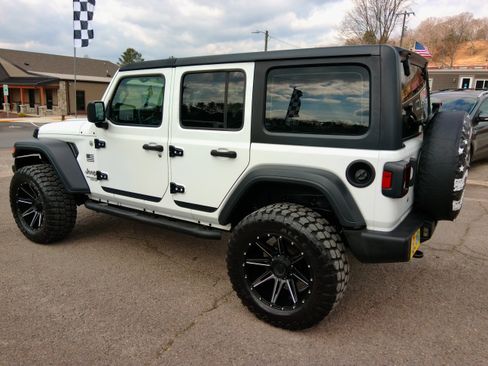 Used 2018 Jeep Wrangler Unlimited Sport image 3