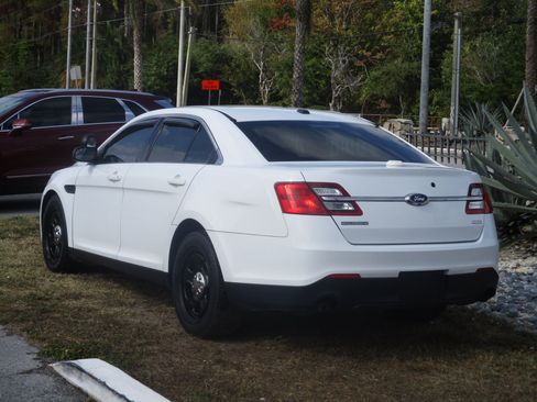 Used 2015 Ford Taurus image 3