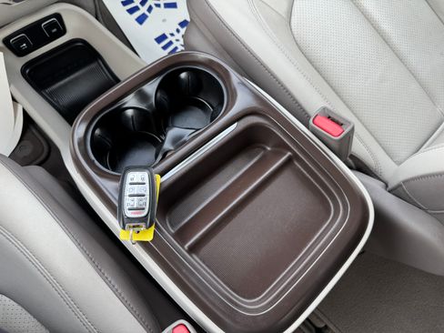 Used 2018 Chrysler Pacifica Touring-L image 31