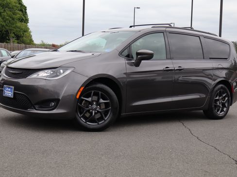 Used 2019 Chrysler Pacifica Touring-L FWD image 2